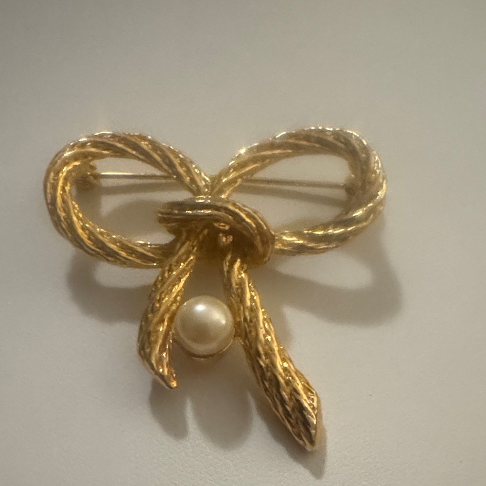 Gold-Tone Bow Pearl Accent Brooch - Classic Women's Jewelry
